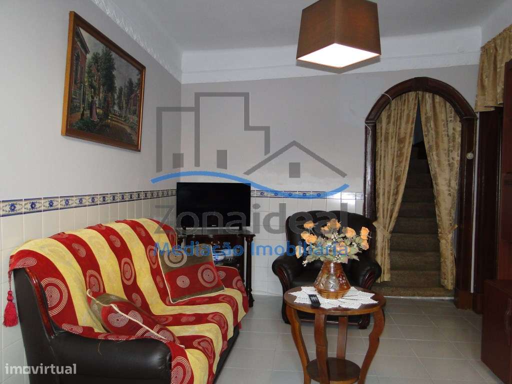 Moradia com dois pisos, nove divisões, anexos, garagem e logradouro...-12