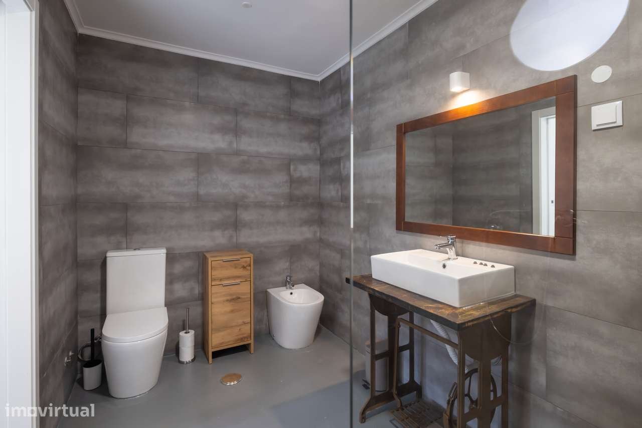 Moradia T-1 com logradouro, piscina, estacionamento.-22