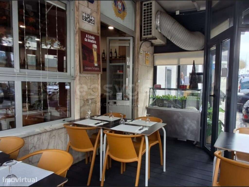 Restaurante em plena operação no Casal de São Brás - Grande imagem: 4/28