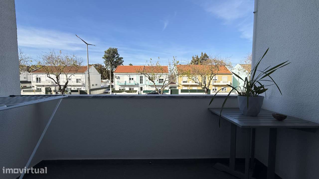 Apartamento T2 Totalmente Remodelado com Suite e Varanda-7