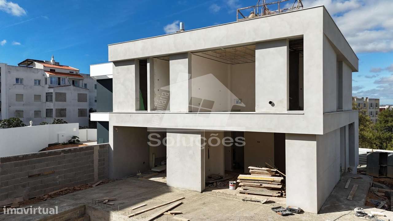 Moradia M4 Moderna com garagem e piscina - Grande imagem: 2/33