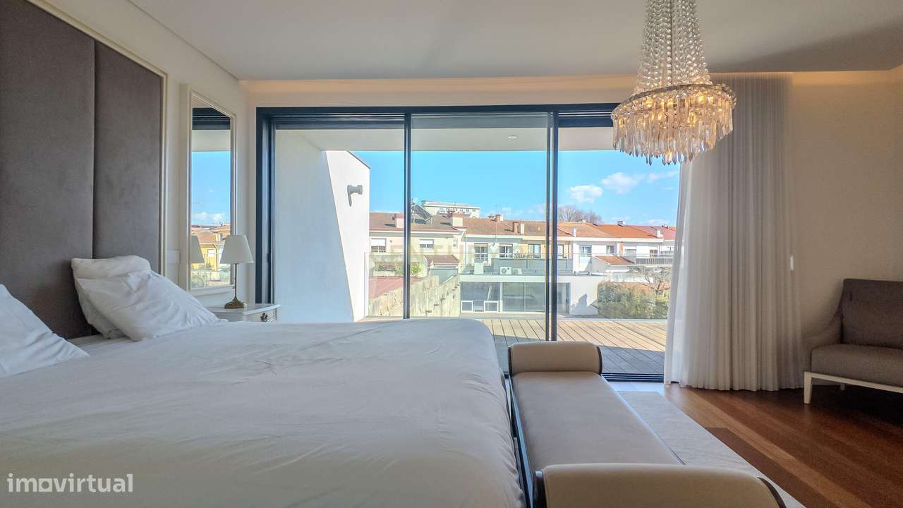 Moradia de Luxo | Construída em 2023 | Design Contemporâneo com Piscin-13