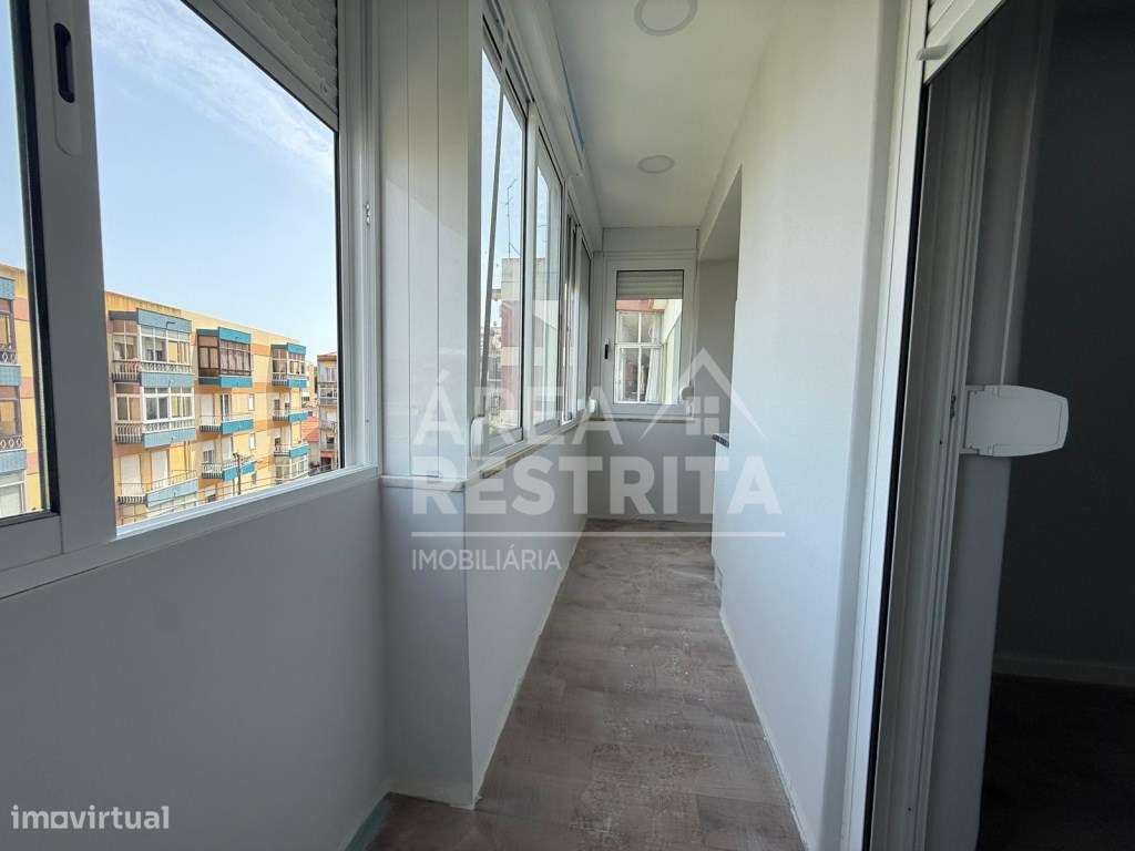 Apartamento T4 transformado em T3 no Laranjeiro-17