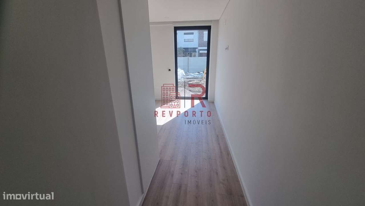 Apartamento T2, com 2 suítes, varanda, jardim e garagem-24