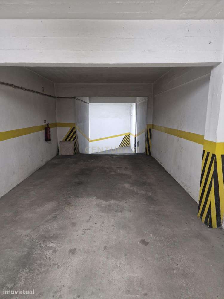 Garagem em Rio de Mouro com Excelente Localização e Acesso Rápido ao I-5