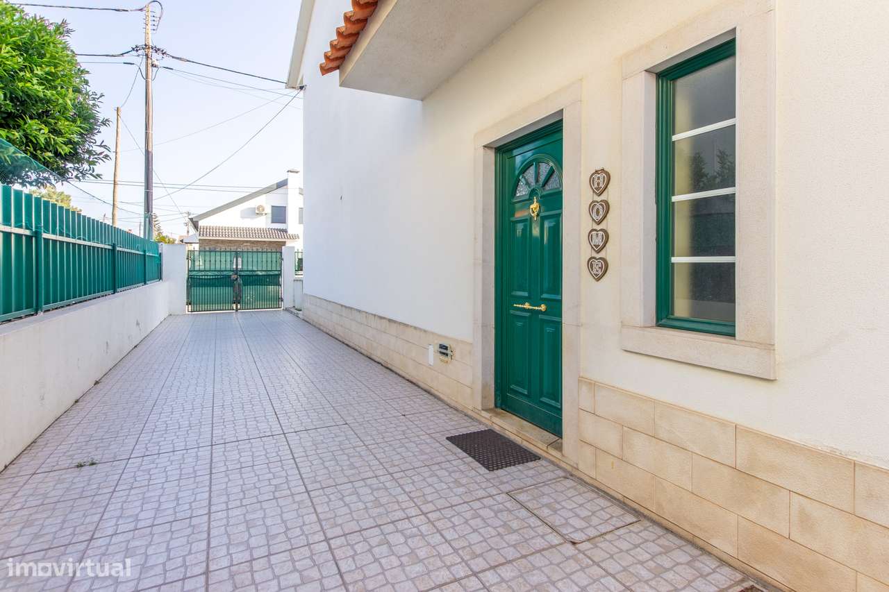 Quinta do Conde – Moradia Geminada de 4 assoalhadas c/ garagem-23