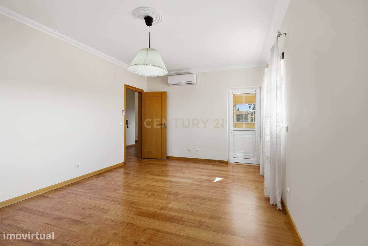 Moradia T5 com Garagem e Piscina em Miragaia, Lourinhã-35