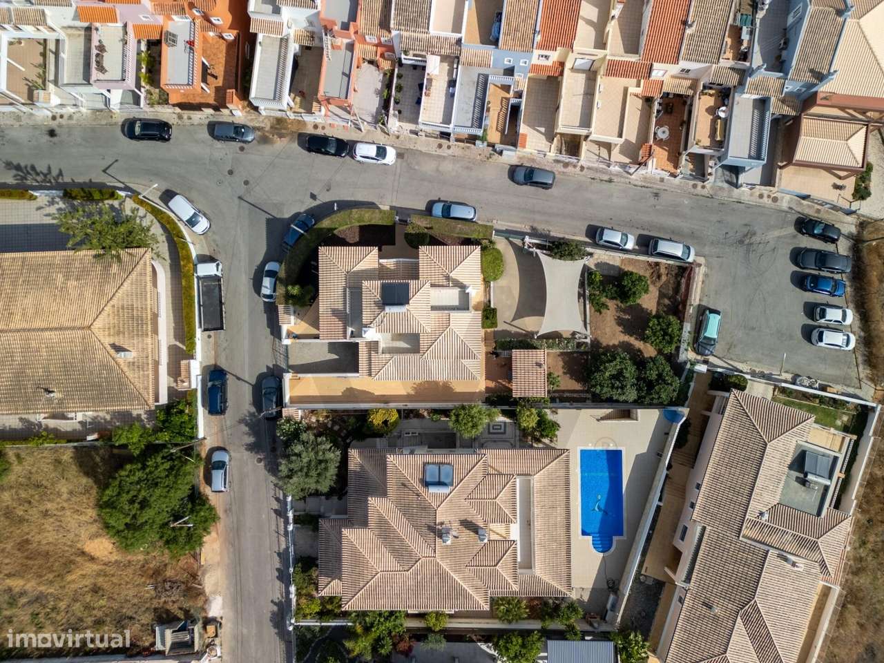 Exclusivo em Alvor: Moradia Isolada T5 com Máxima Privacidade e Confor-52