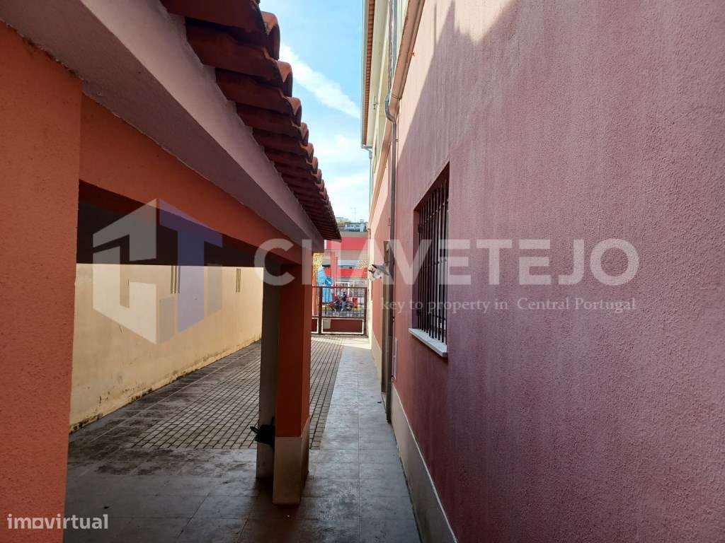 Prédio remodelado para venda numa das principais entradas de Tomar. - Grande imagem: 4/20