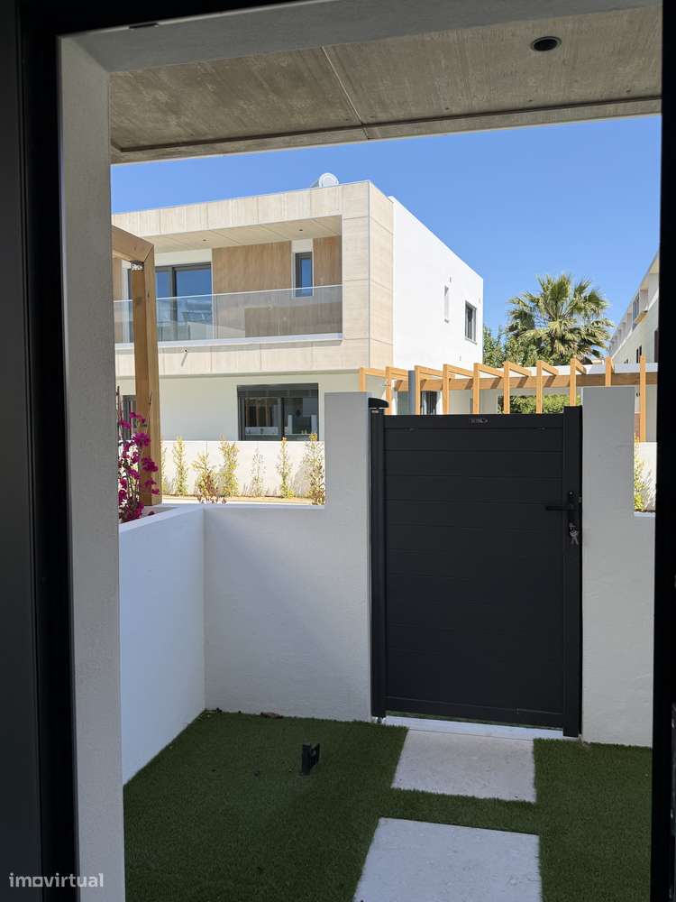 Moradia T4 com piscina, terraço e garagem em Ferreiras-31