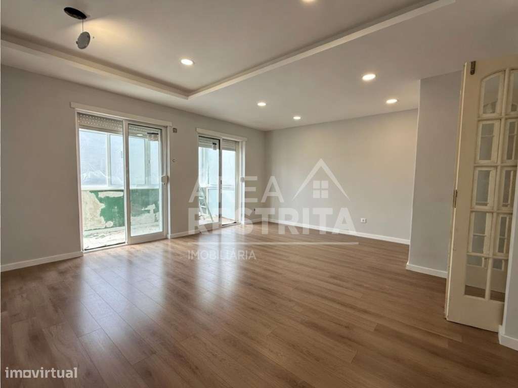 Apartamento T4 transformado em T3 no Laranjeiro-5