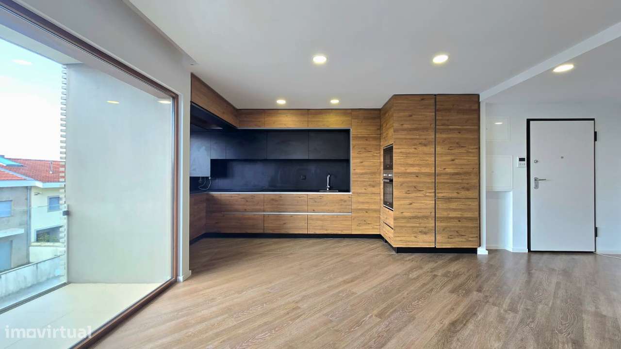 T2 semi-novo c/ varanda e box fechada - Baguim do Monte-5