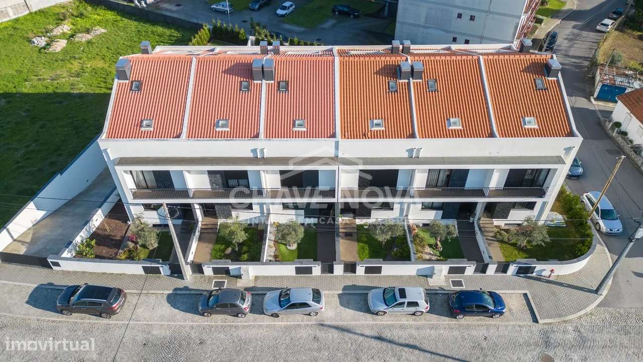 Moradia em Banda V3+1 Como Nova em Canelas-40