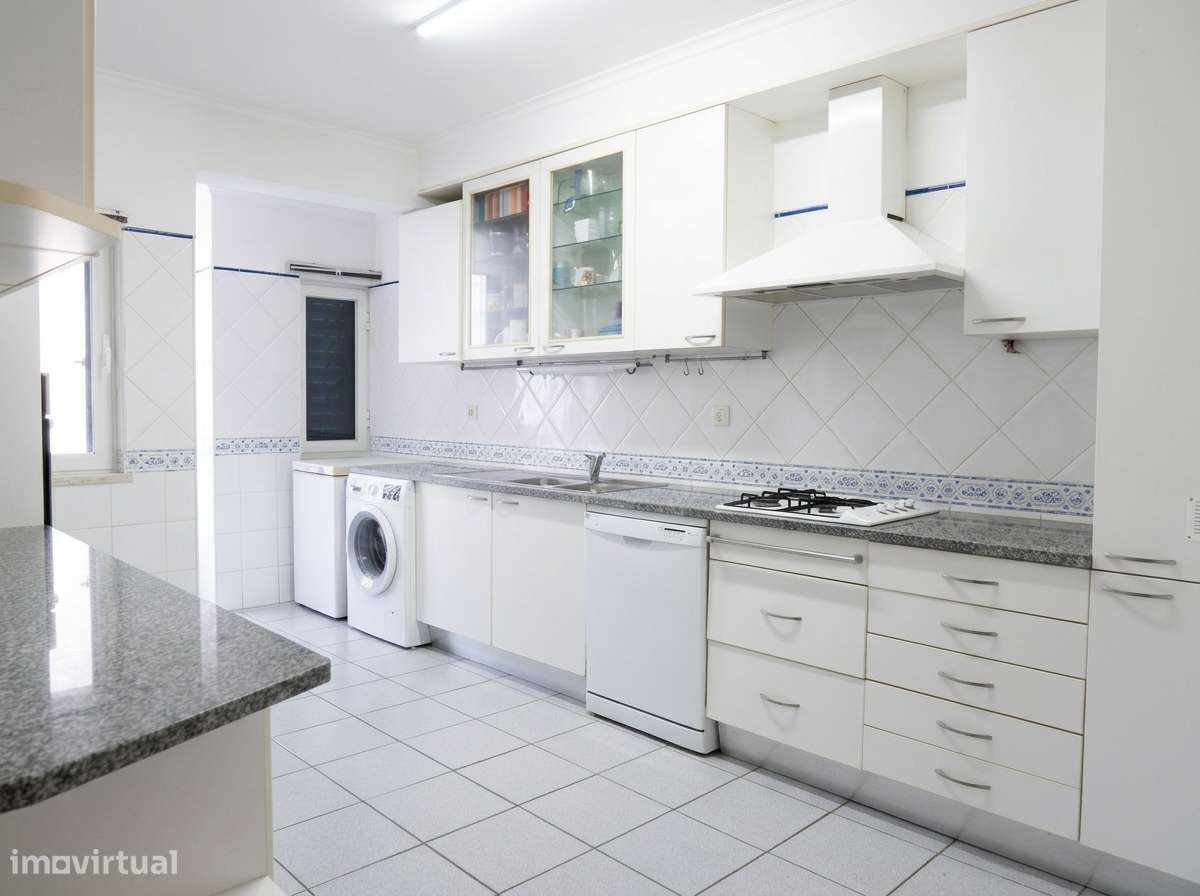 Fantástico T2 + Garagem na Quinta do Anjo!-4
