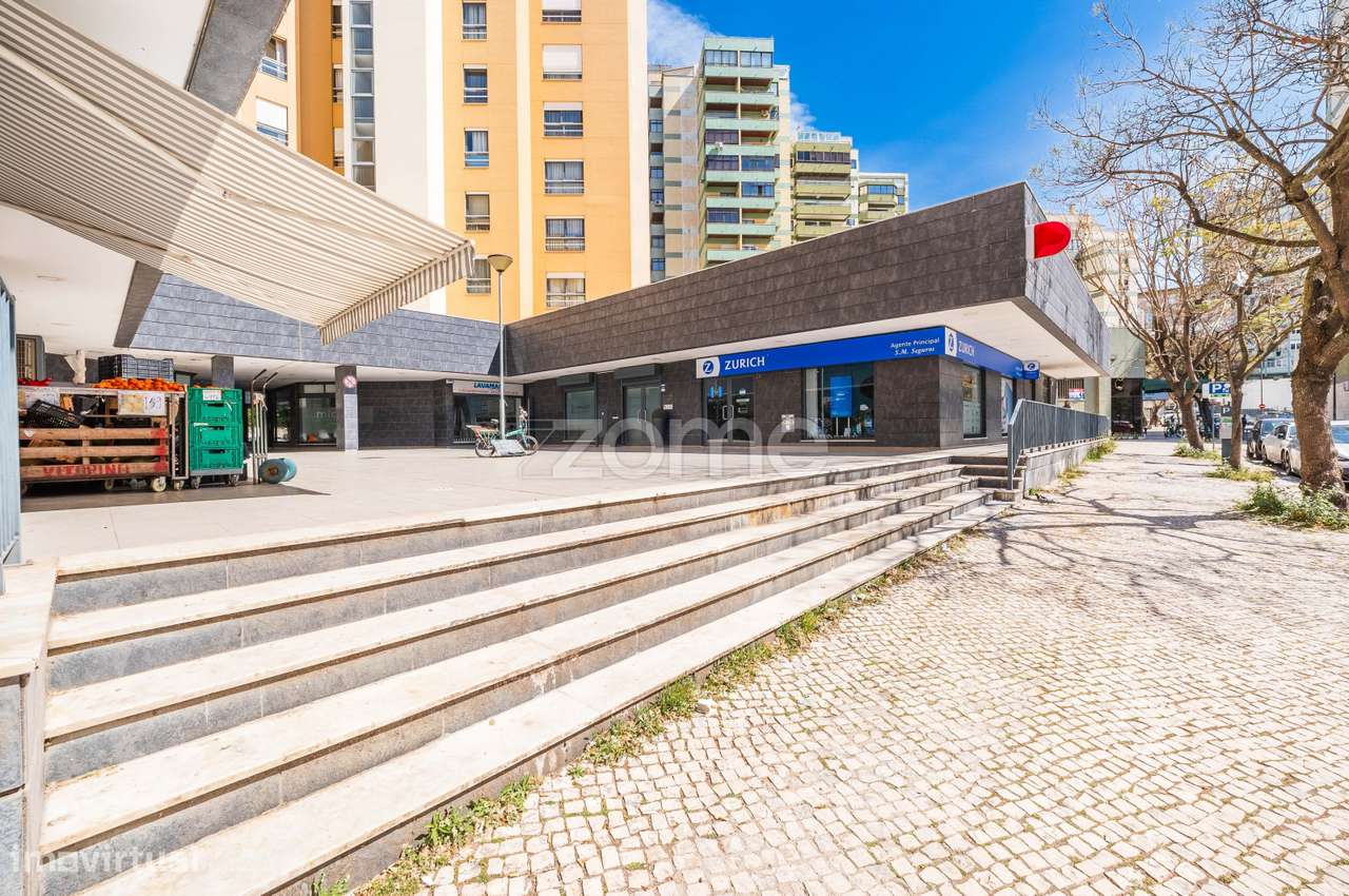 Espaço comercial com estacionamento - Alameda das Linhas de Torres-12