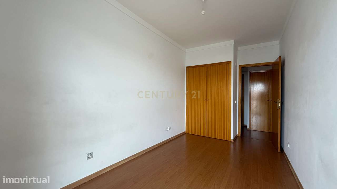 Apartamento T3 com Varanda, Arrecadação e Três Lugares de Parqueamento-17