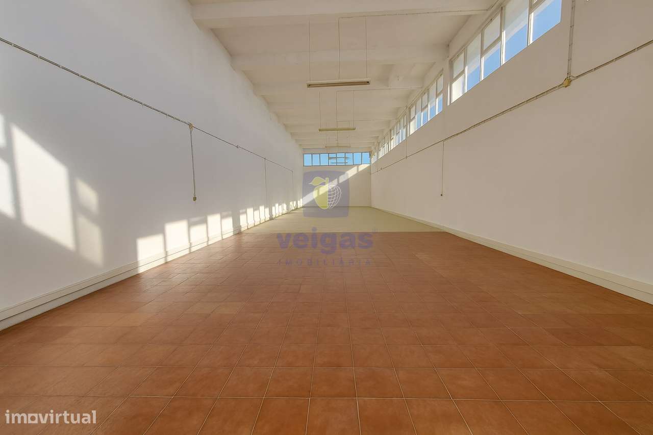 Armazém 496 m² com Escritórios, Copa, Cais de Carga e Espaço para Mont - Grande imagem: 3/47