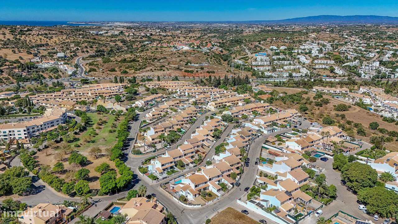 Moradia T2 Geminada C/ 2 Apartamentos Independentes e 238 M2 de Área E-55