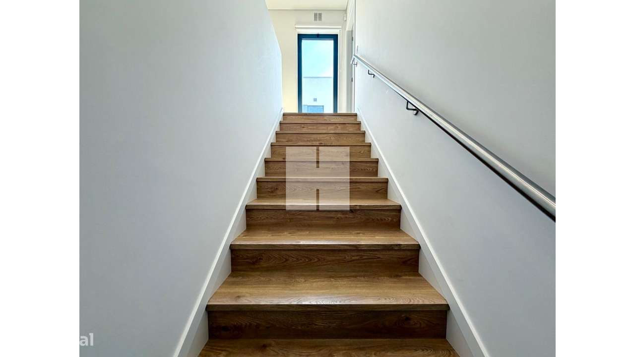 Moradia T4 Nova e Completa-26