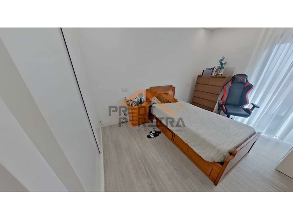 Moradia T3, situada no Casal da Silveira, em Famões-33