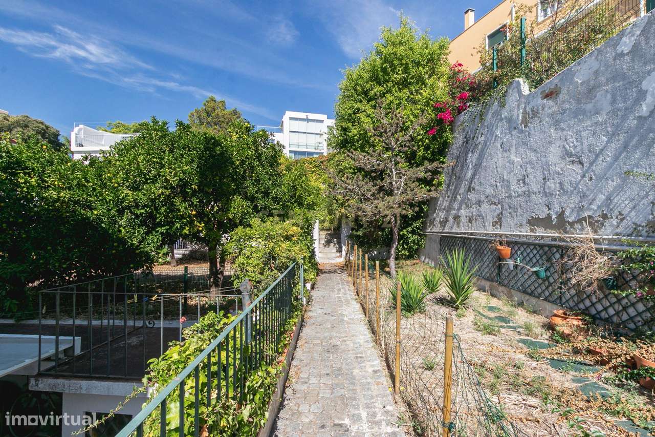 Terreno de 956m2 com duas moradias em Alcântara, Lisboa, uma T4 e T3-18