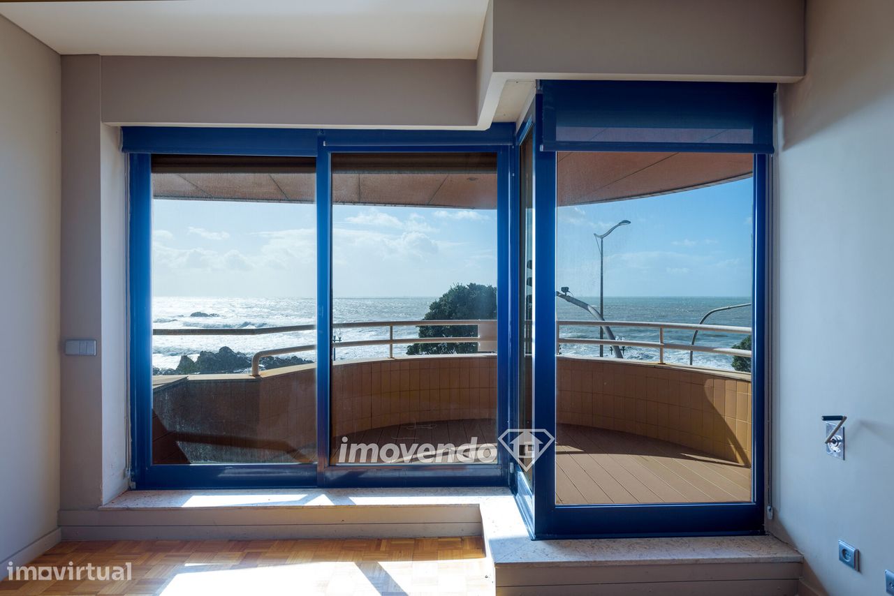 Apartamento T3 com vista mar e estacionamento, junto à praia, no Porto