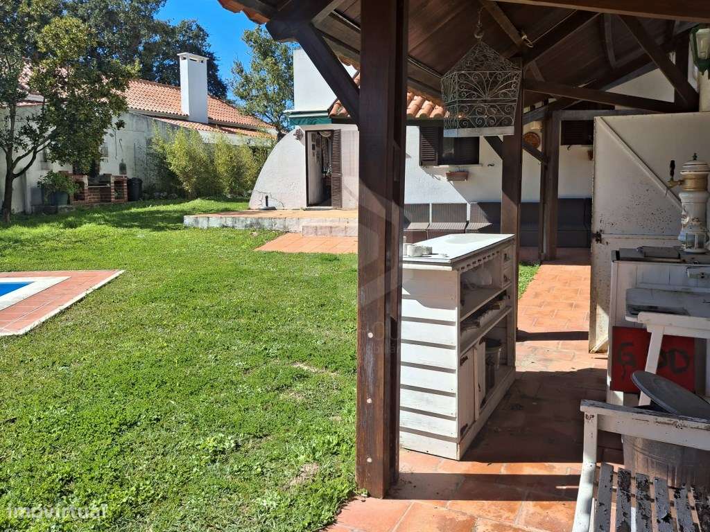 Moradia de Tradicional com Piscina em Lote de 2135 m² - Cotovia-19