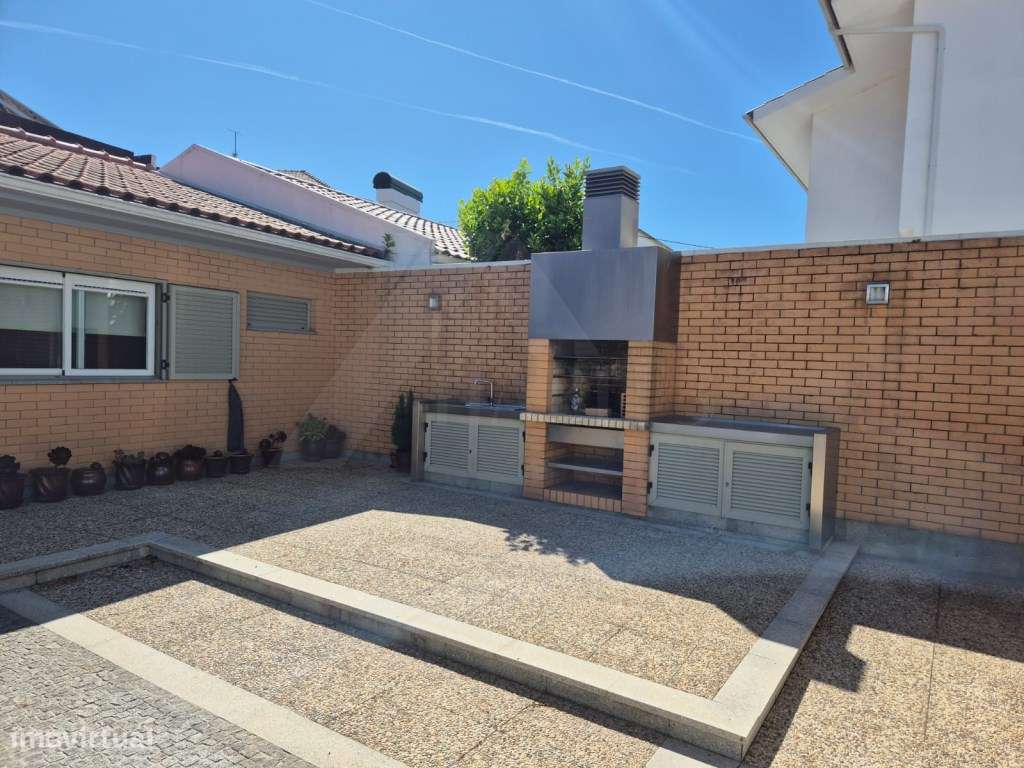 Moradia T4 com jardim-11