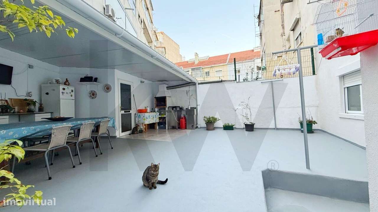 Apartamento T2 com Logradouro – Centro de Almada-7