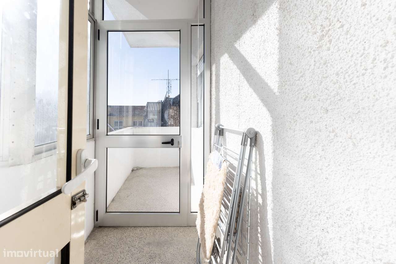 T2 com varanda, garagem e localização central-12