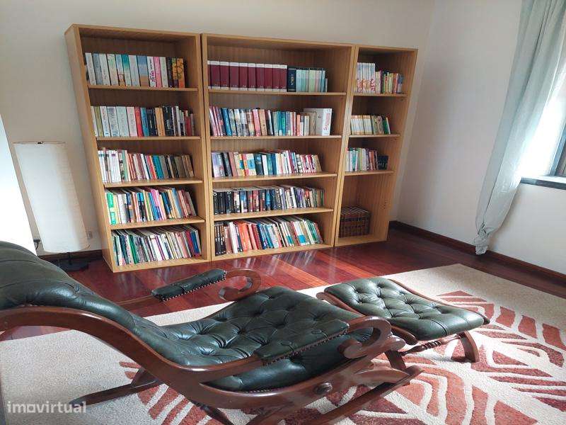 Excelente Quintinha em Lote de 1960 m2, com construção de 300 m2-32