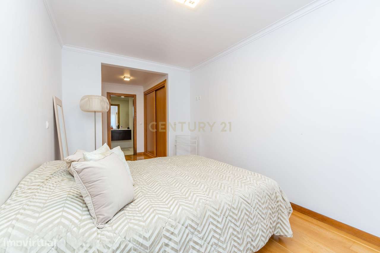 T2 na Urbanização do Neudel em excelente estado.-11