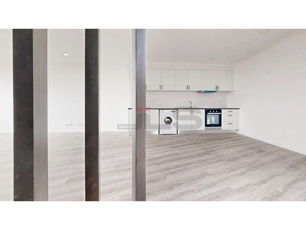 Moradia V1+1 Totalmente Remodelada com Vista Mar em Água de Alto-11