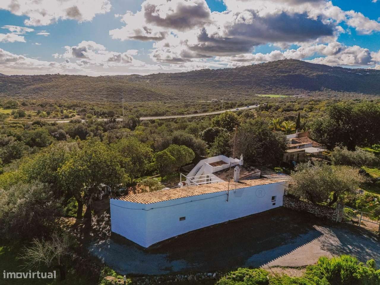 MORADIA  ESPAÇO EXTERIOR  E ZONA DE ESTACIONAMENTO PRIVATIVO-40