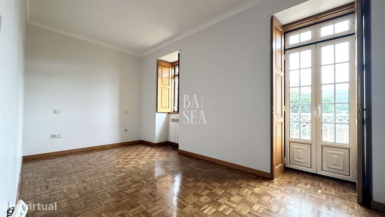 Quinta com 3 Habitações 2 Armazéns e 1 ha de Vinha em Barbeita Monção.-45
