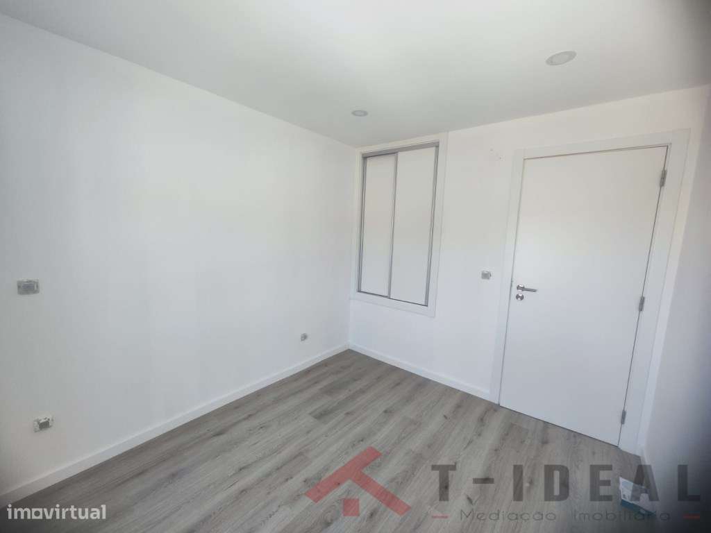 Moradia T3 Renovada com Espaço Exterior-8