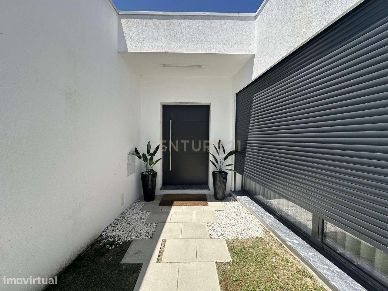 Moradia Térrea com Piscina aquecida e excelente jardim. Localizada em-20