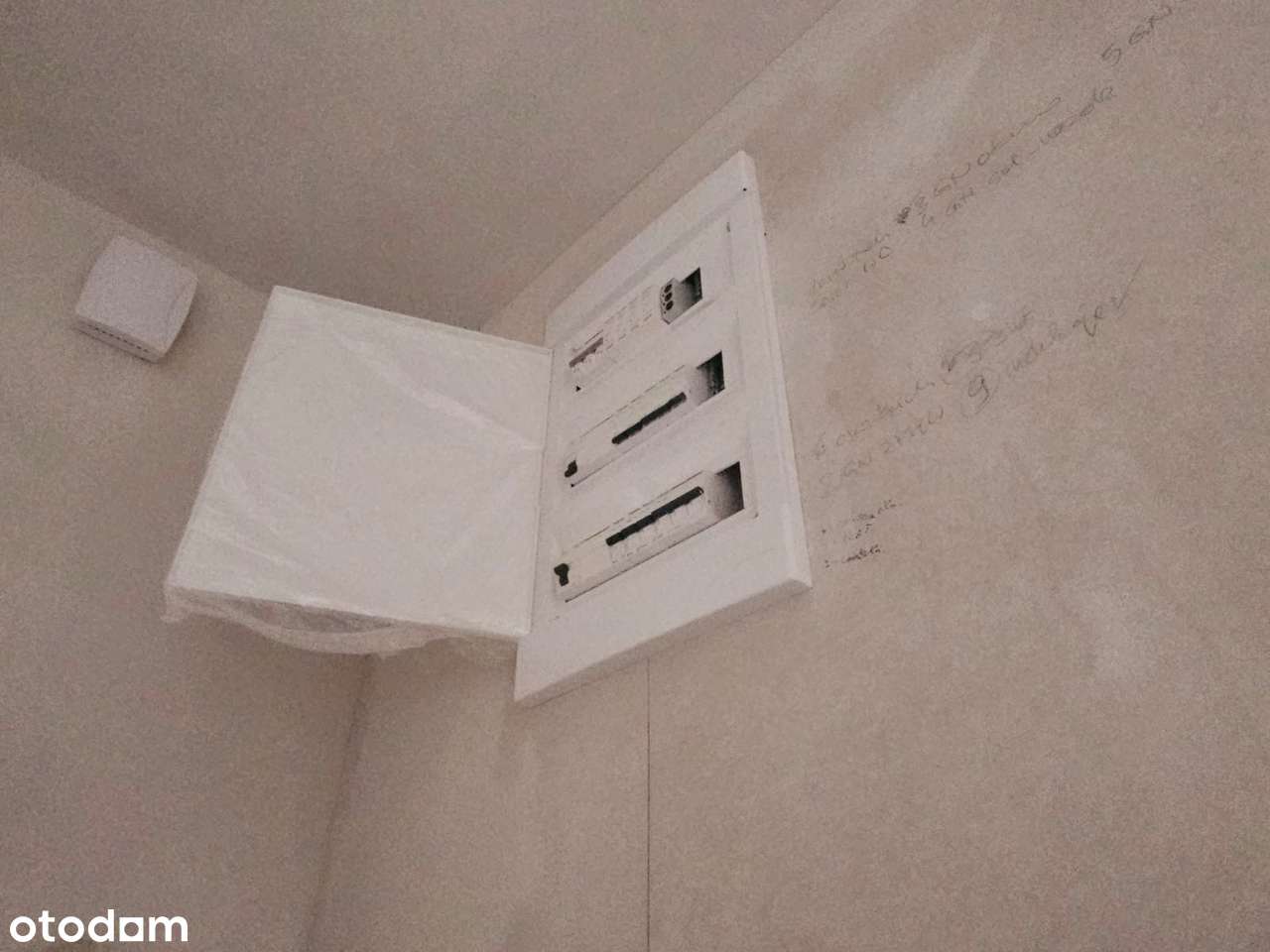 Kawalerka na wysokim parterze w niskim bloku. Duży balkon.-8