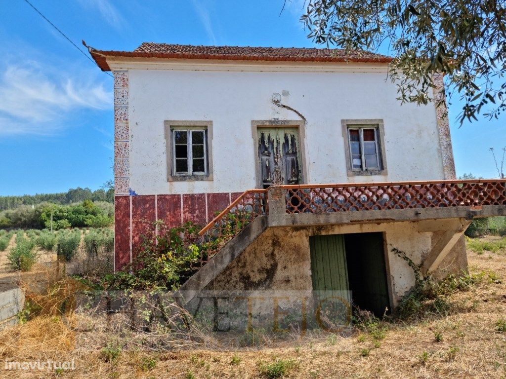 Casa de habitação com terreno, para reconstruir, situada ...