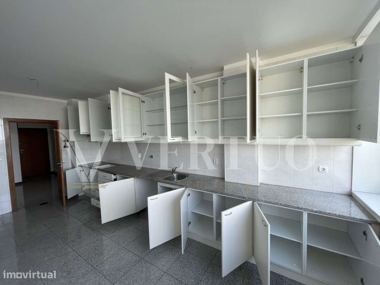 T4 em Moreira da Maia | 159 m² | 2 Garagens | Venda Judicial-10