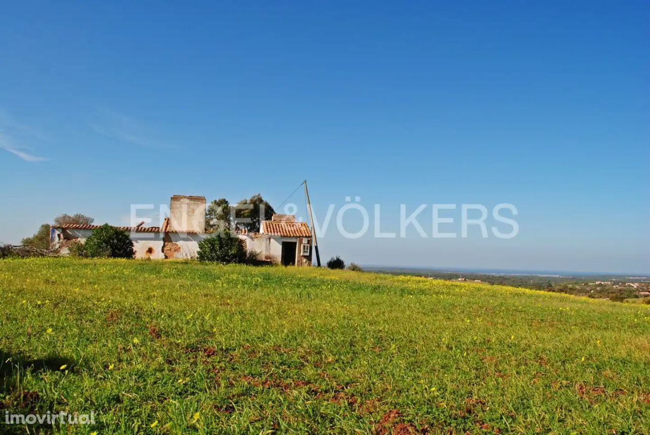 Terreno com Ruína Vista Mar