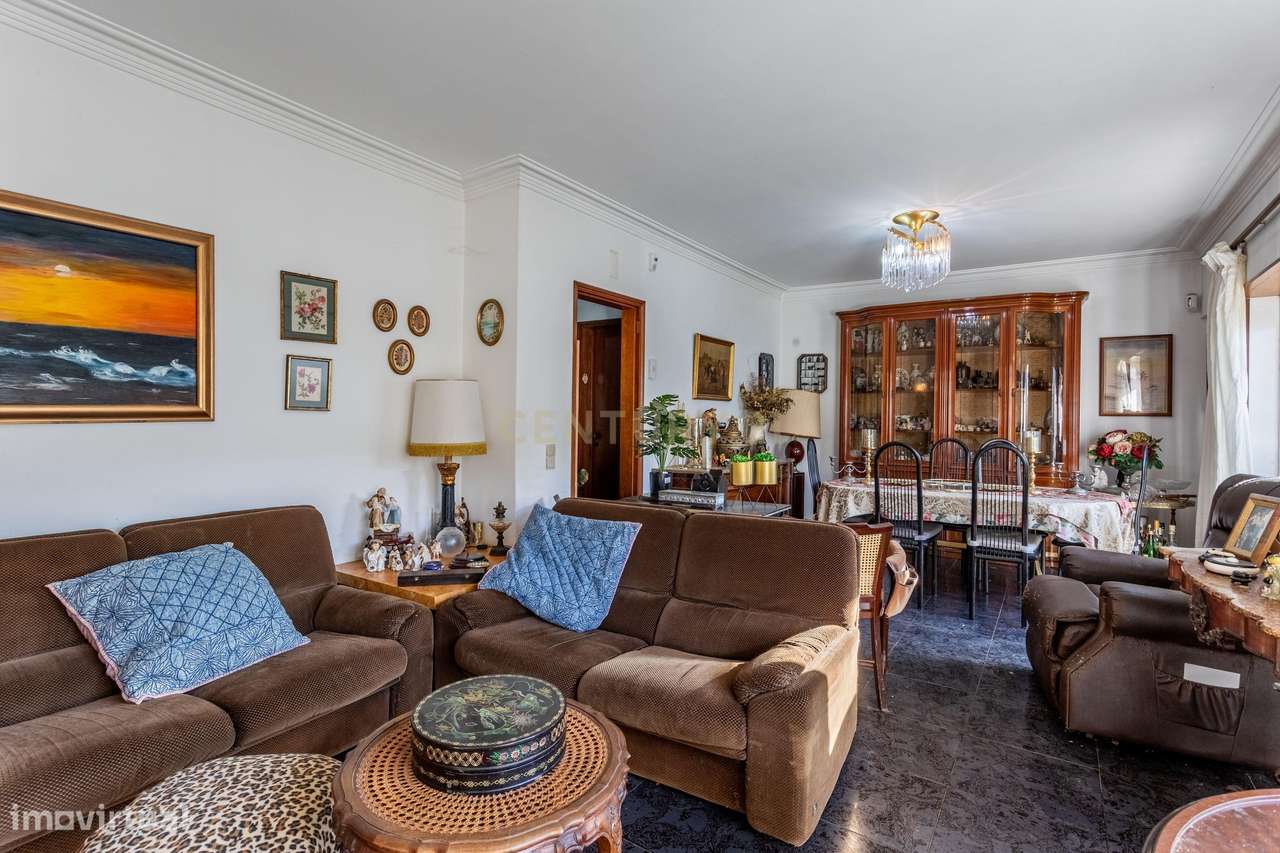 Oportunidade no Estoril: Moradia T3 + 1 a 1 km da praia, com jardim e - Grande imagem: 5/37