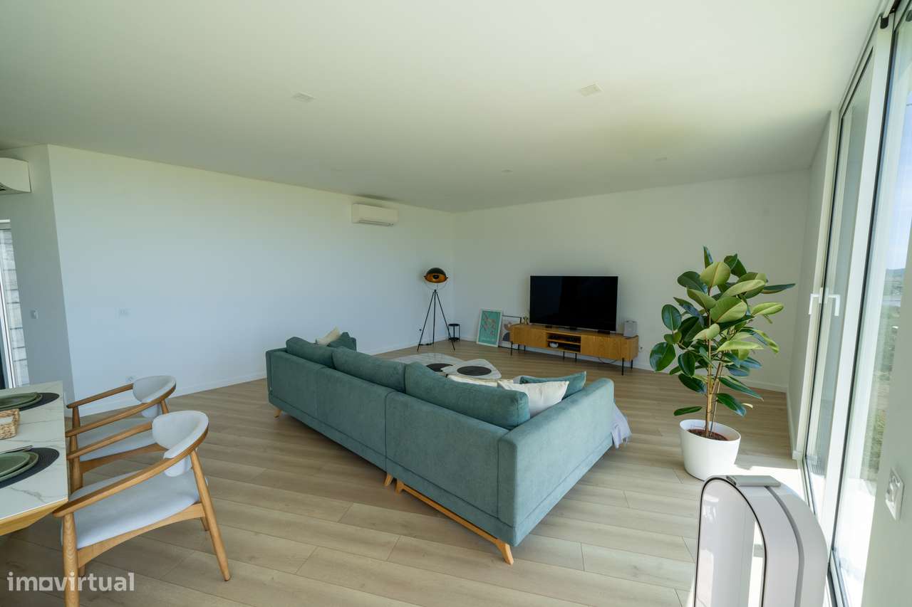 Moradia independente à venda na Estrada Velha da Avessada, 2665-7