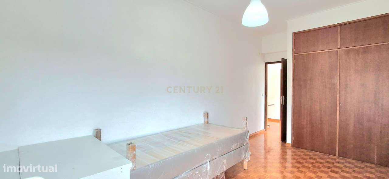 Apartamento T3 na Rua Tomás Alcaide-8