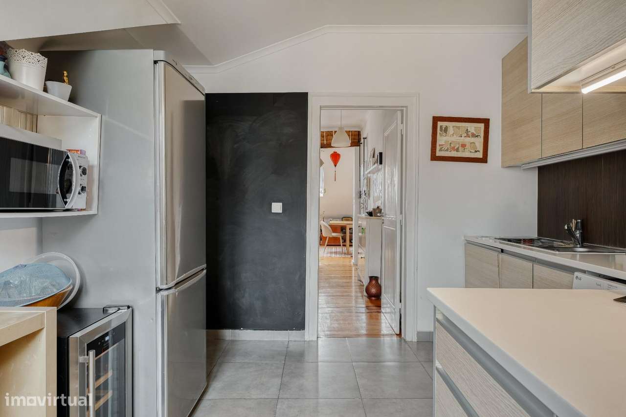 Apartamento T2 Renovado no Último Andar em Alcântara-12