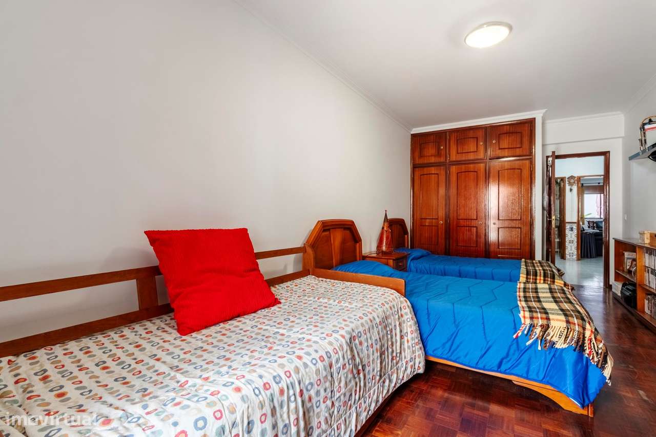Apartamento T2 c/ 2 Lugares de Estacionamento e Terraço c/ 30m2 em Mem-35