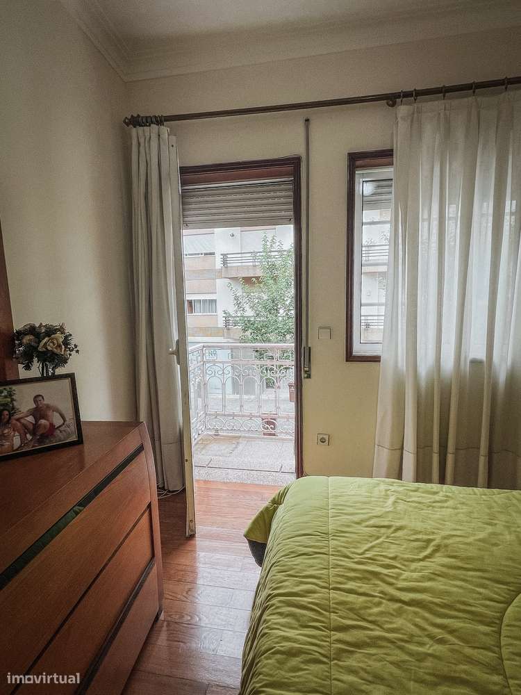 Moradia T4 no Centro de Santo Tirso com Terraço e Jardim-16