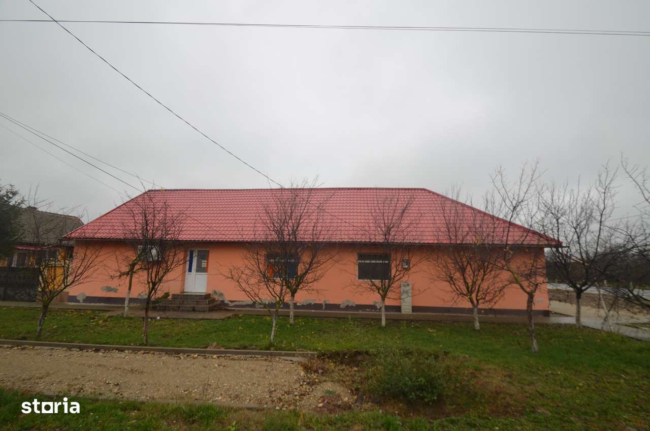 Casa in centrul comunei Padureni-13