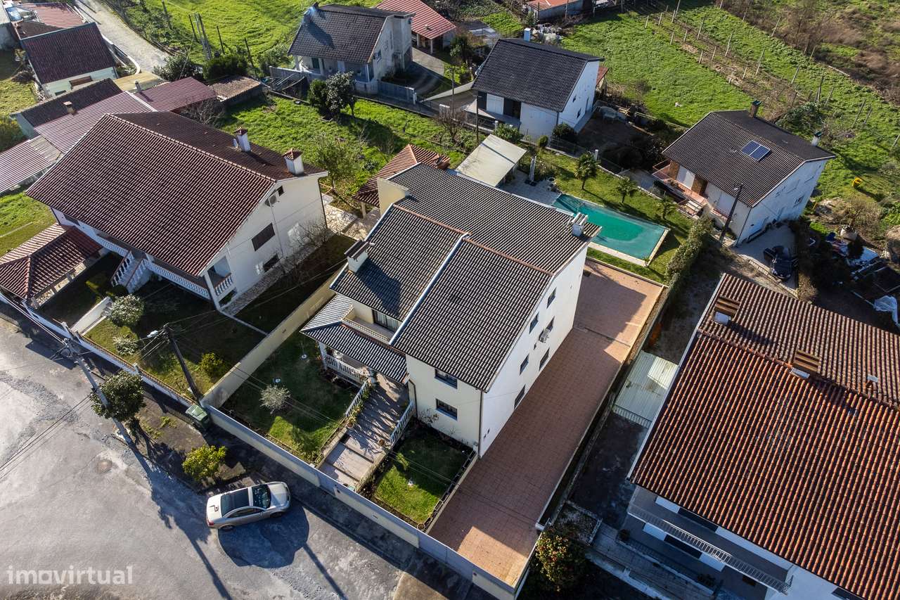 Moradia de Luxo T4 | Piscina Aquecida | Exclusividade Total em Amares - Grande imagem: 2/43