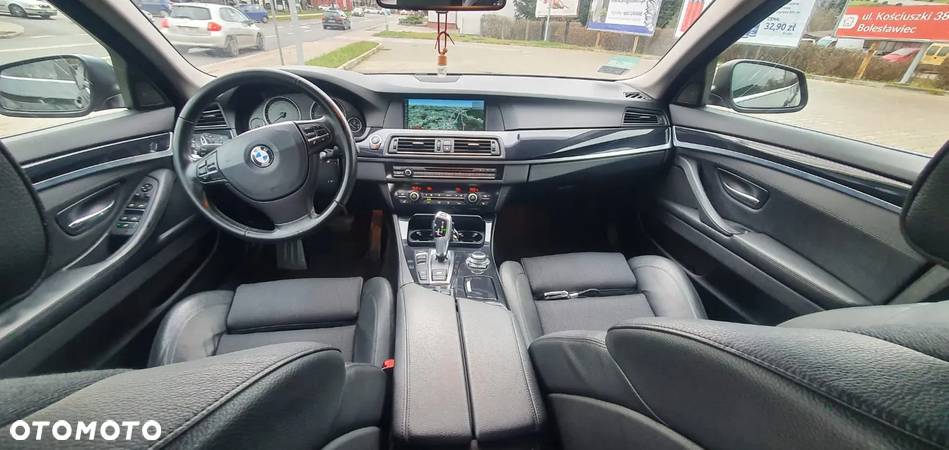 BMW Seria 5 525d xDrive - 23